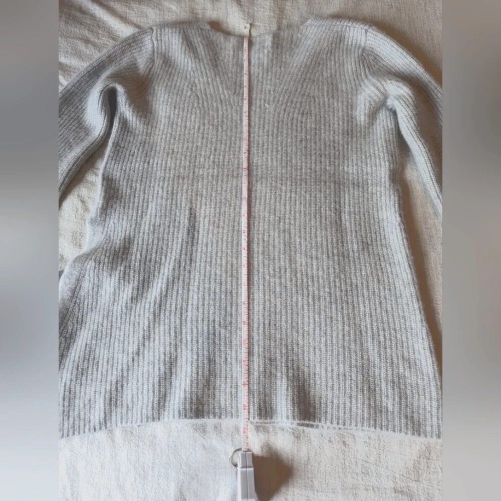 *HALOGEN* V-Neck 100% Cashmere Sweater w/ Side Slit Tie Heather Gray, Medium EUC - Picture 9 of 11